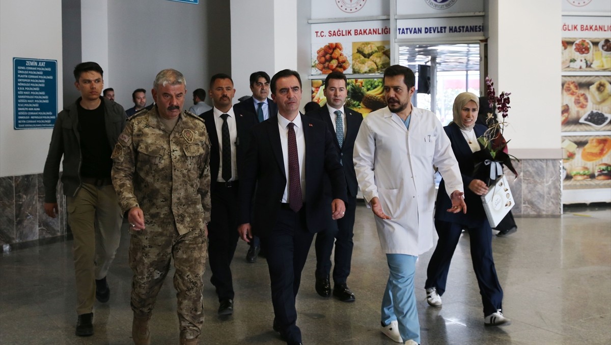 Bitlis'te refüje çarparak takla atan araçtaki iki polis memuru yaralandı