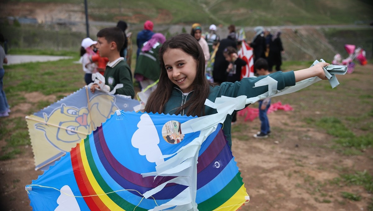 Bitlis'te uçurtma şenliği düzenledi