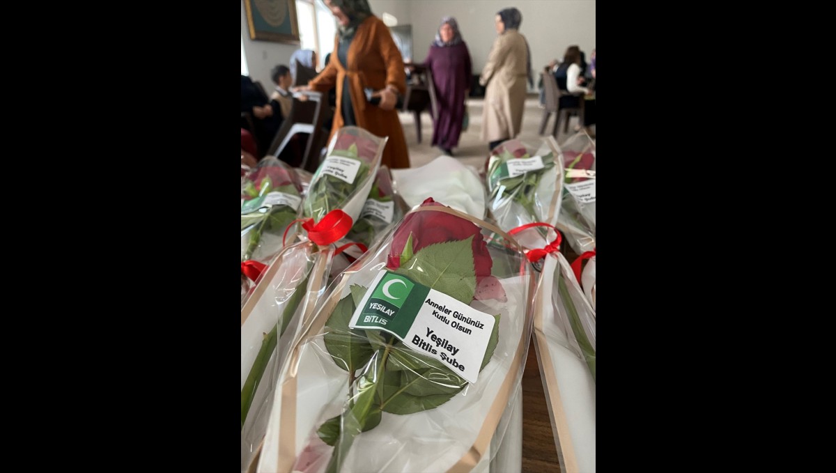 Bitlis Yeşilay Şubesi ekipleri Anneler Günü'nü kutladı