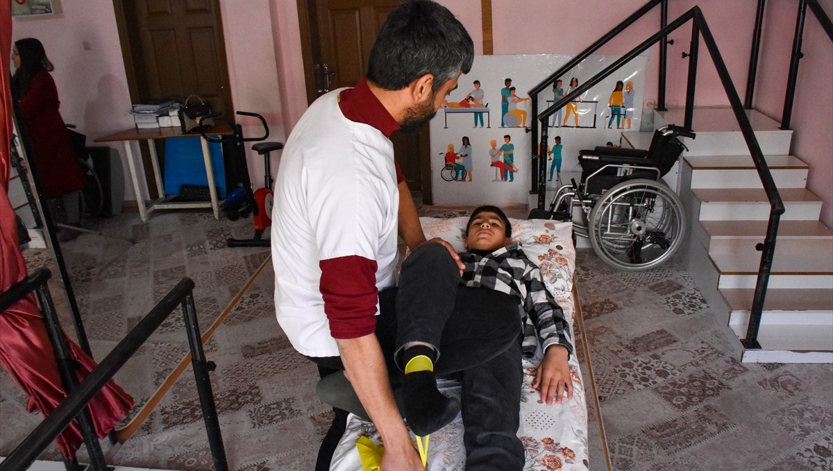 Çizgi filmden etkilenerek balkondan atlayan çocuk, fizik tedaviyle desteksiz yürümeye başladı