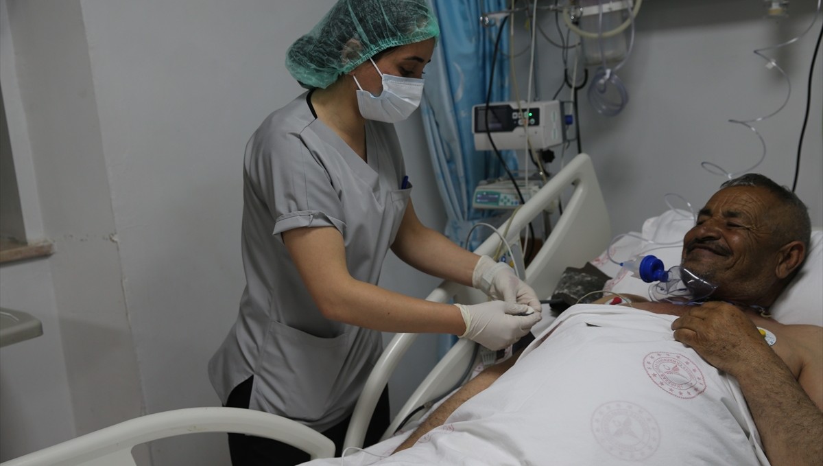 Çocukluk hayalini gerçekleştiren Senem hemşire, yoğun bakım hastalarının hizmetinde