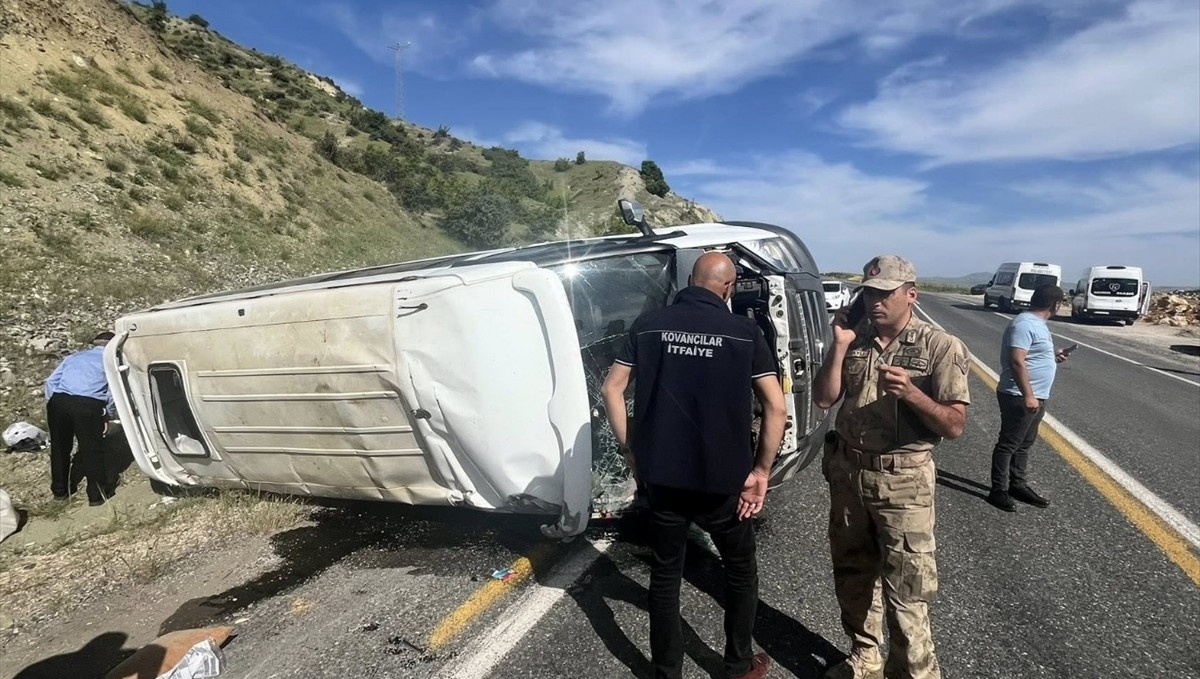 Elazığ'da minibüsün devrildiği kazada 7 kişi yaralandı