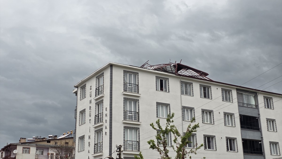 Elazığ'da sağanak ve fırtına etkili oldu