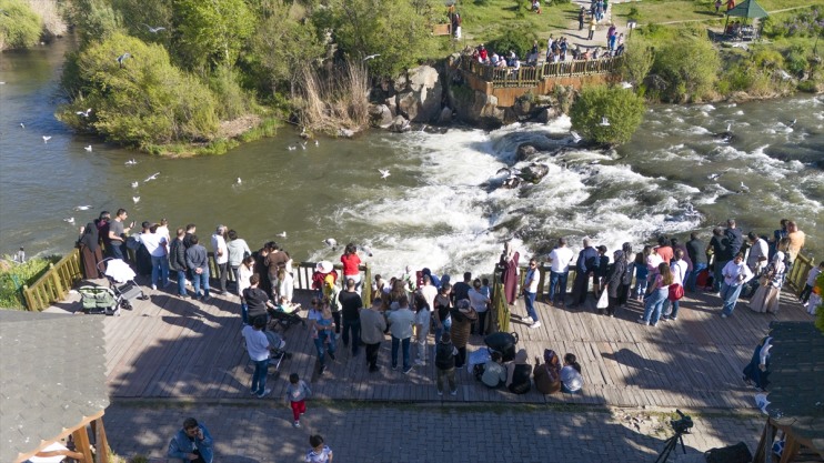kefalinin tanıklık inci Balık Erciş yaklaşık 90 etti göçüne kişi, bin Bendi