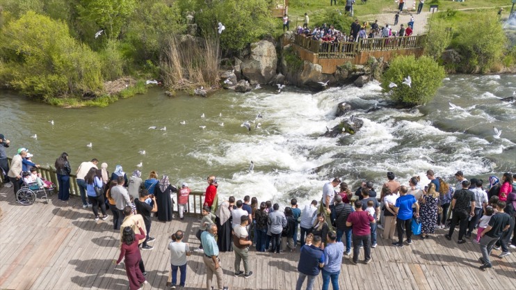 yaklaşık tanıklık kişi, inci Balık 90 Bendi