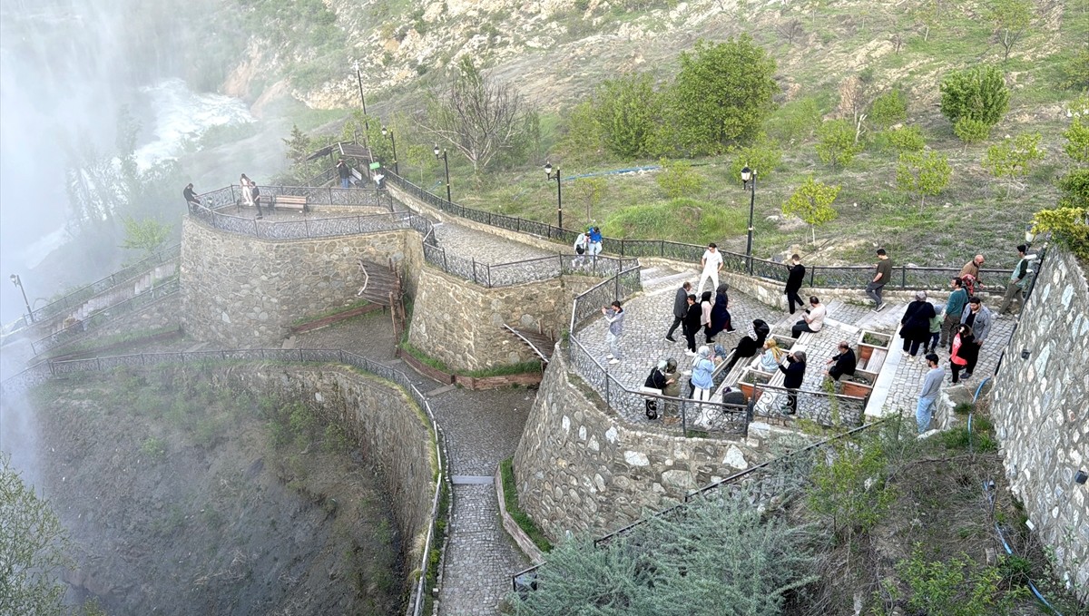 Eriyen kar ve yağmur suları Tortum Şelalesi