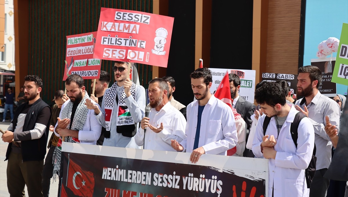 Erzincan'da hekim ve sağlıkçılar Gazze için "sessiz yürüyüş" yaptı