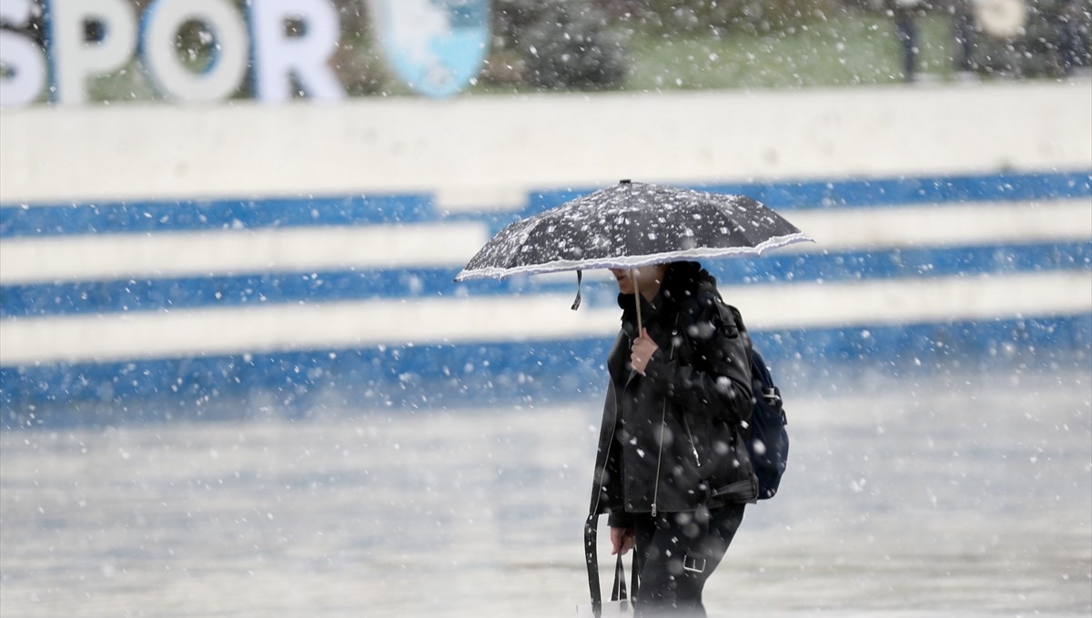 Erzurum'a mayısın ortasında lapa lapa kar yağdı
