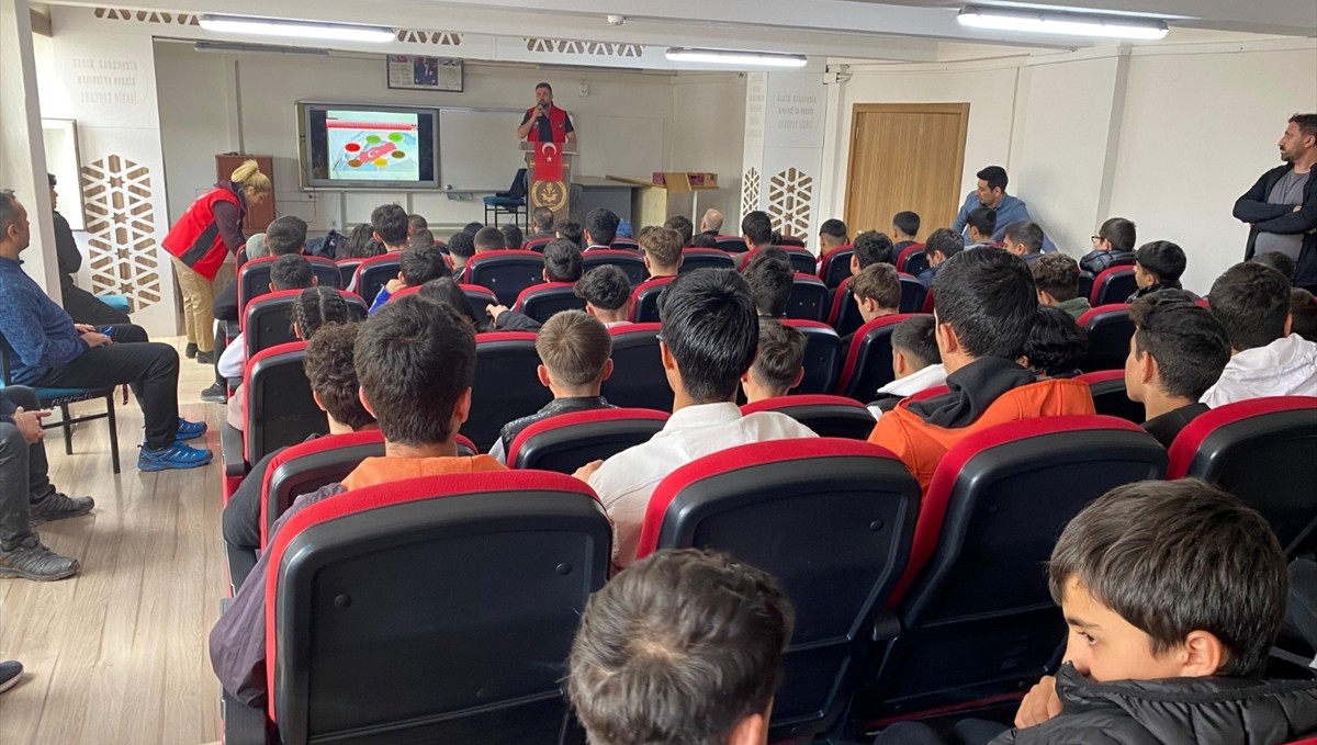 Erzurum'da polisler 900 lise öğrencisine "Gençlik ve Güvenli Gelecek" eğitimi verdi