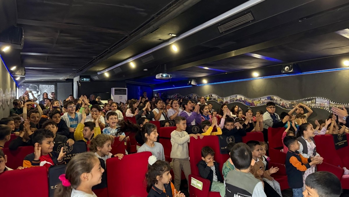 "Gezen Sinema Tırı" Elazığ'da 2 bini aşkın çocuğa ulaştı