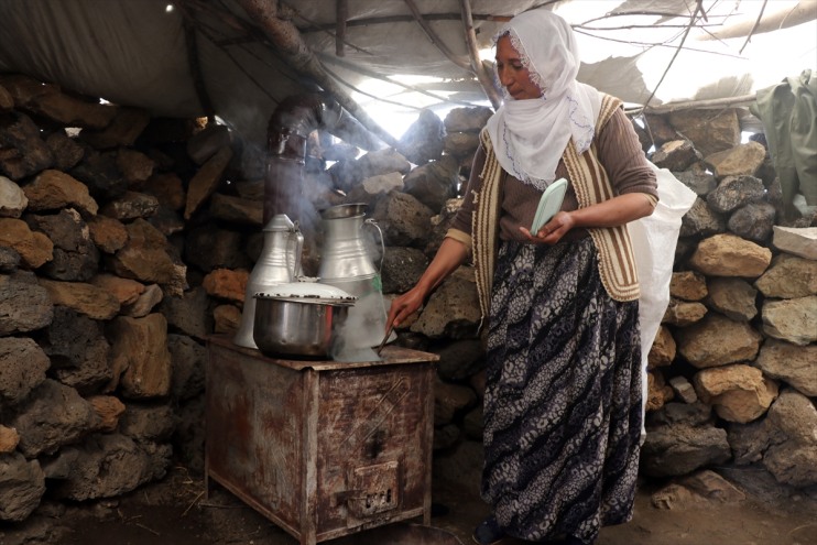 Göçerlerin Tendürek başladı hayvancılık Dağı eteklerinde zorlu mesaisi 4