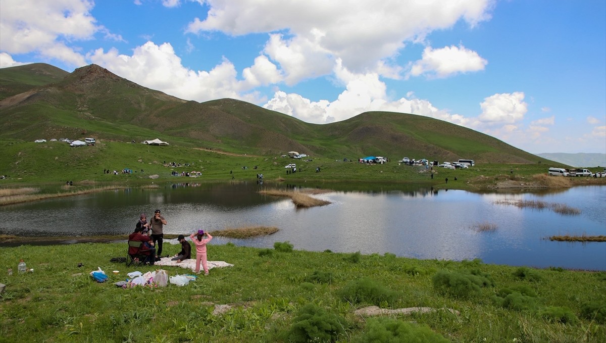 Hakkari'de 3 bin 400 rakımdaki Mencel Gölü'nde etkinlik düzenlendi