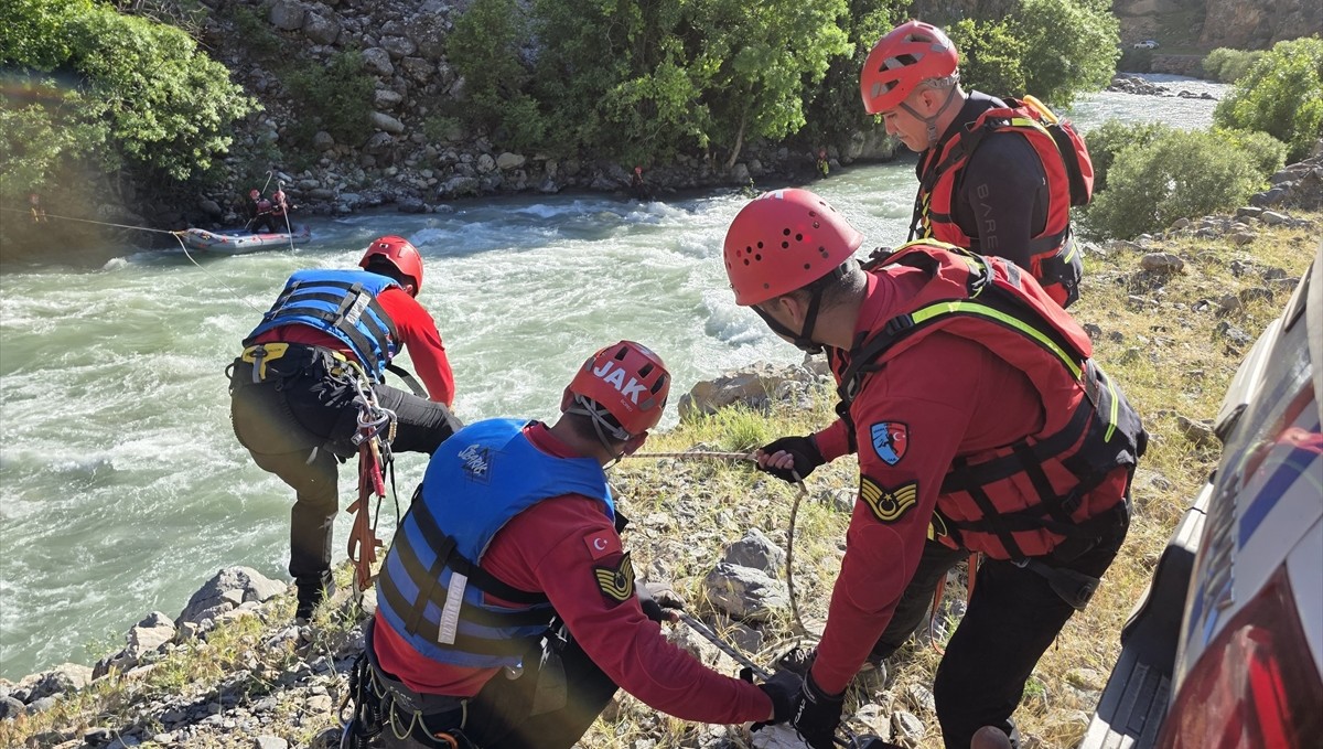 Hakkari'de derede kaybolan genci arama çalışmaları sürdürüldü