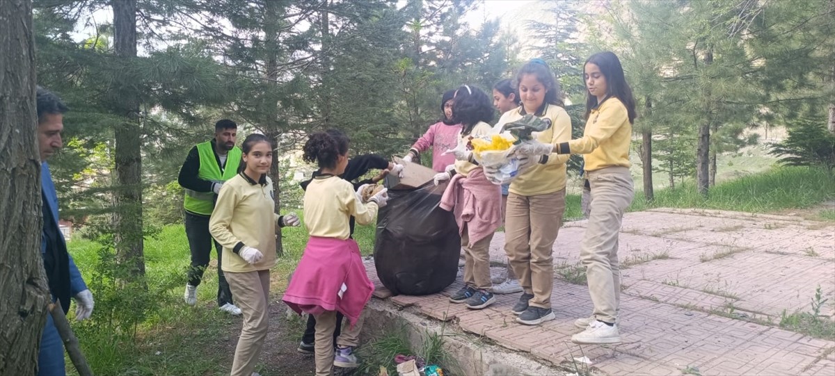 Hakkari'de Vali Yardımcısı Berber, öğrencilerle çevre temizliği yaptı