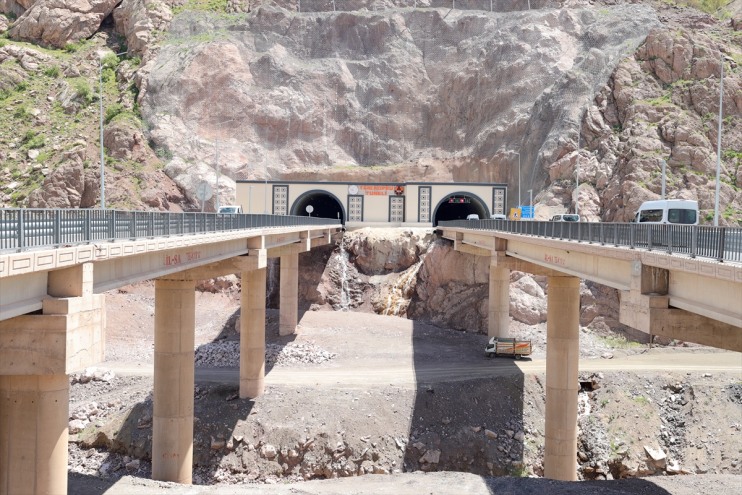 yolundaki bölgeler kara riskli aşıldı tünellerle Hakkari-Van 1
