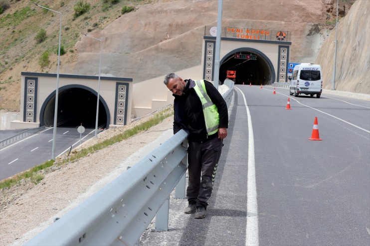 kara Hakkari-Van bölgeler yolundaki aşıldı riskli tünellerle 4