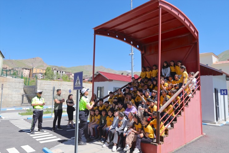 araçlarıyla go-kart çocuklara Hakkarili trafik eğitimi 1