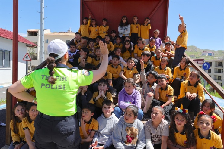trafik eğitimi go-kart araçlarıyla Hakkarili çocuklara 2