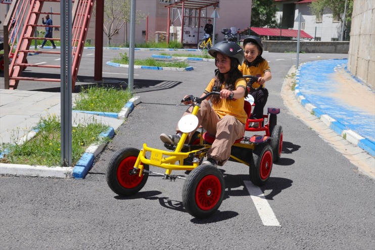 trafik çocuklara Hakkarili eğitimi go-kart araçlarıyla 11