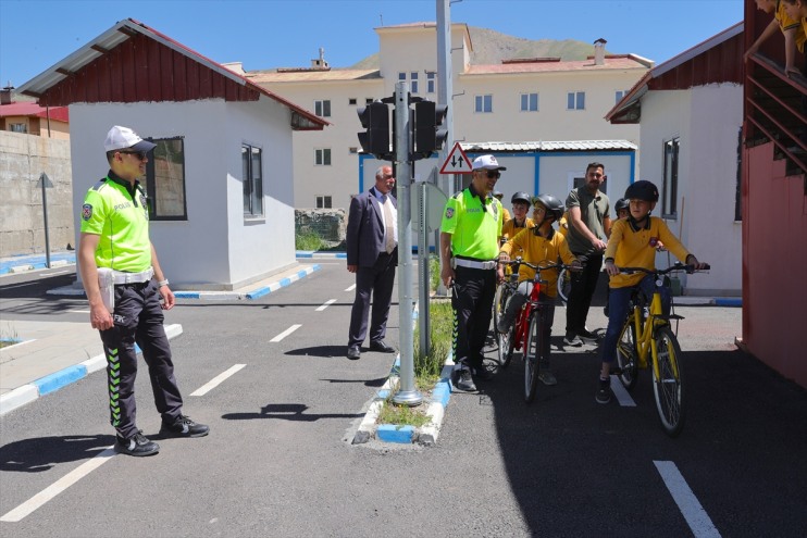 araçlarıyla Hakkarili eğitimi trafik çocuklara go-kart 12