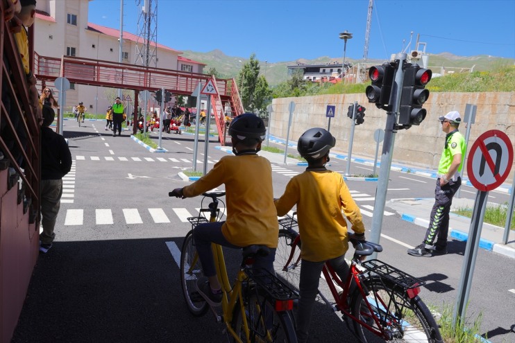 Hakkarili eğitimi go-kart çocuklara trafik araçlarıyla 13