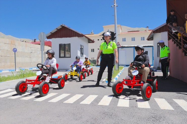 Hakkarili trafik eğitimi go-kart araçlarıyla çocuklara 14