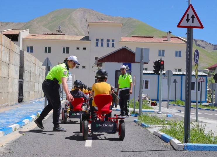 çocuklara eğitimi araçlarıyla trafik Hakkarili go-kart 16