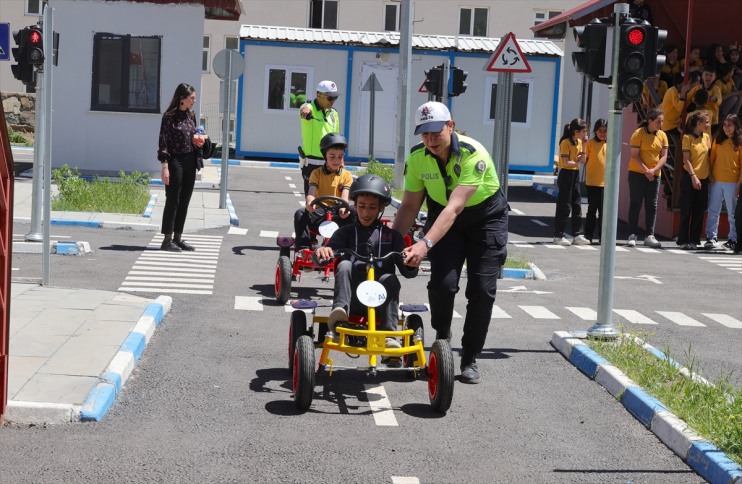 araçlarıyla çocuklara Hakkarili eğitimi trafik go-kart 17
