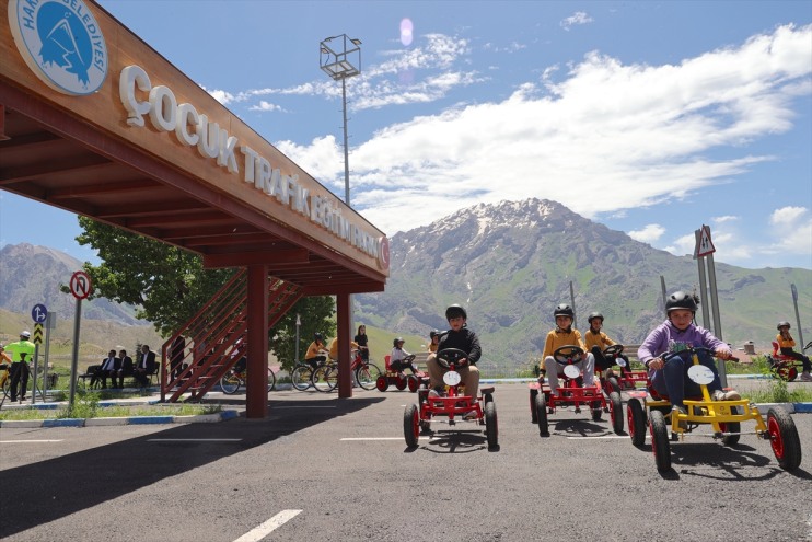 Hakkarili eğitimi araçlarıyla go-kart çocuklara trafik 18