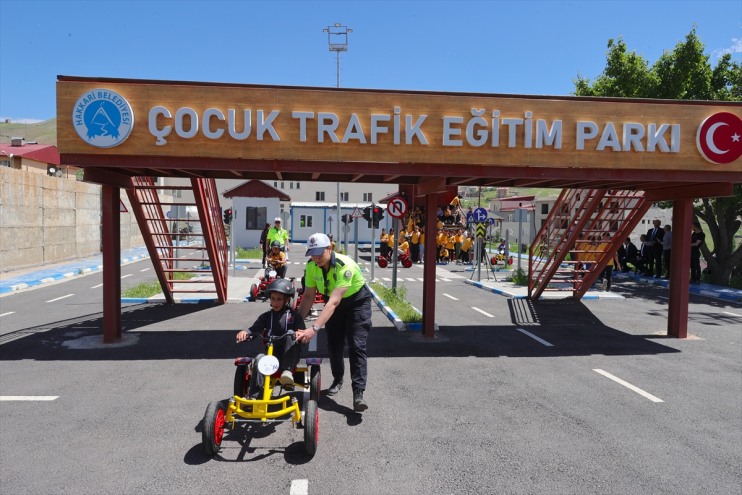 çocuklara trafik eğitimi araçlarıyla go-kart Hakkarili 19