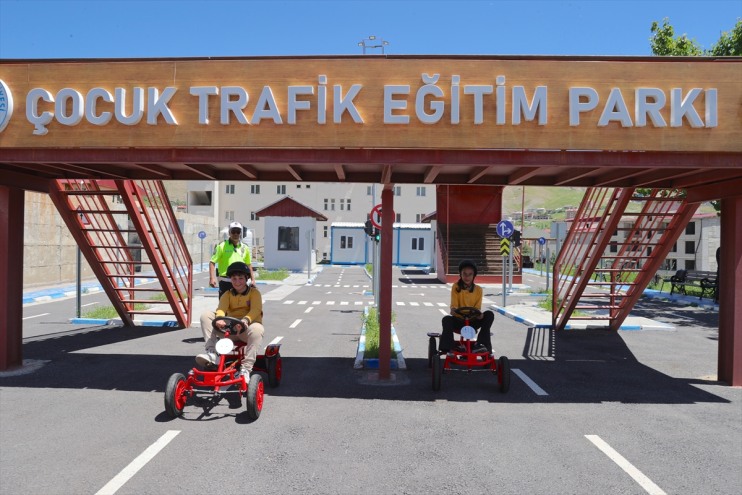 araçlarıyla Hakkarili eğitimi go-kart çocuklara trafik 24