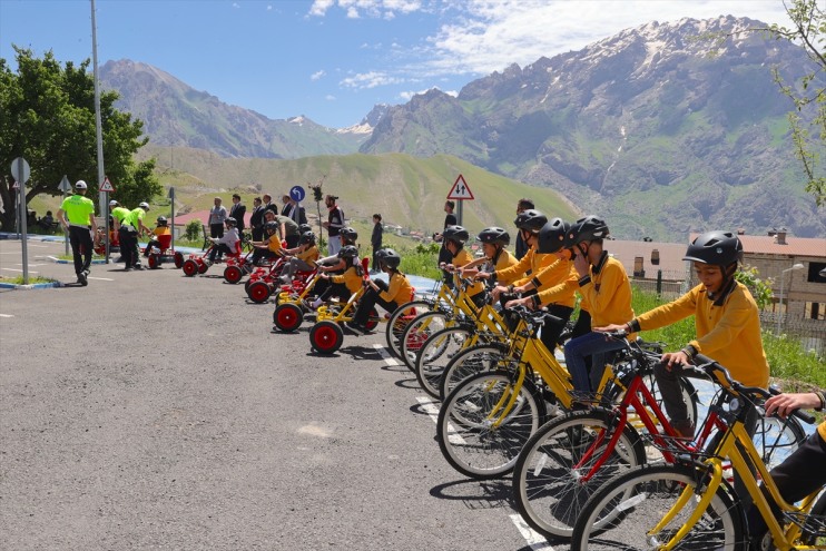 araçlarıyla go-kart trafik eğitimi çocuklara Hakkarili 9