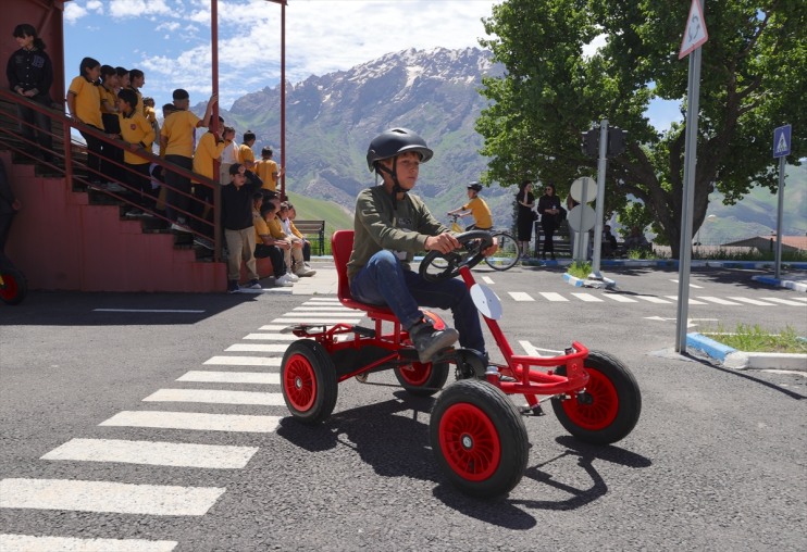 go-kart çocuklara Hakkarili eğitimi araçlarıyla trafik 10