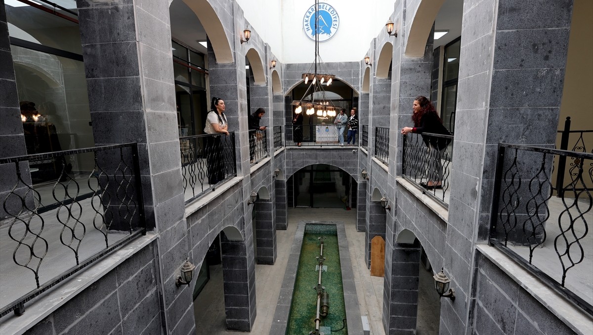 Hakkarili kadınlar, halk pazarında kurdukları iş yerleriyle esnaf olmaya hazırlanıyor