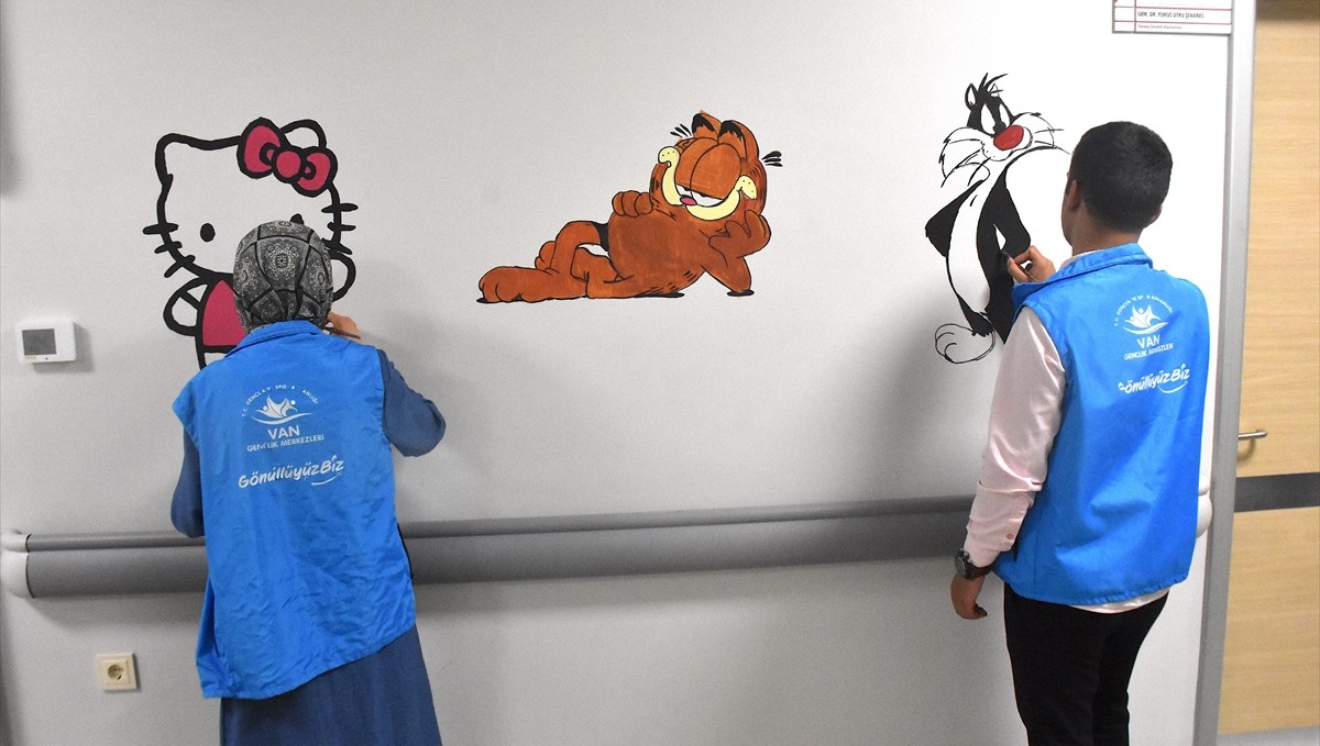 Hastane duvarları gönüllü gençlerin fırçasıyla renklendi