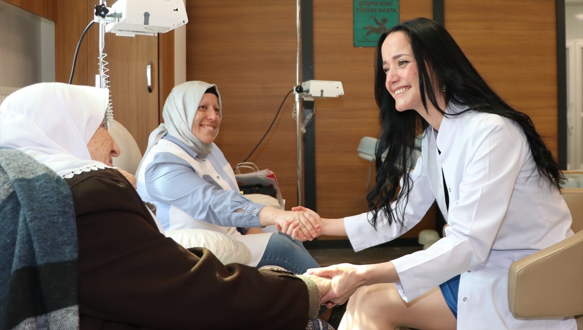 Kanser hastaları "kahkaha yogası" ile kemoterapiye moralli giriyor