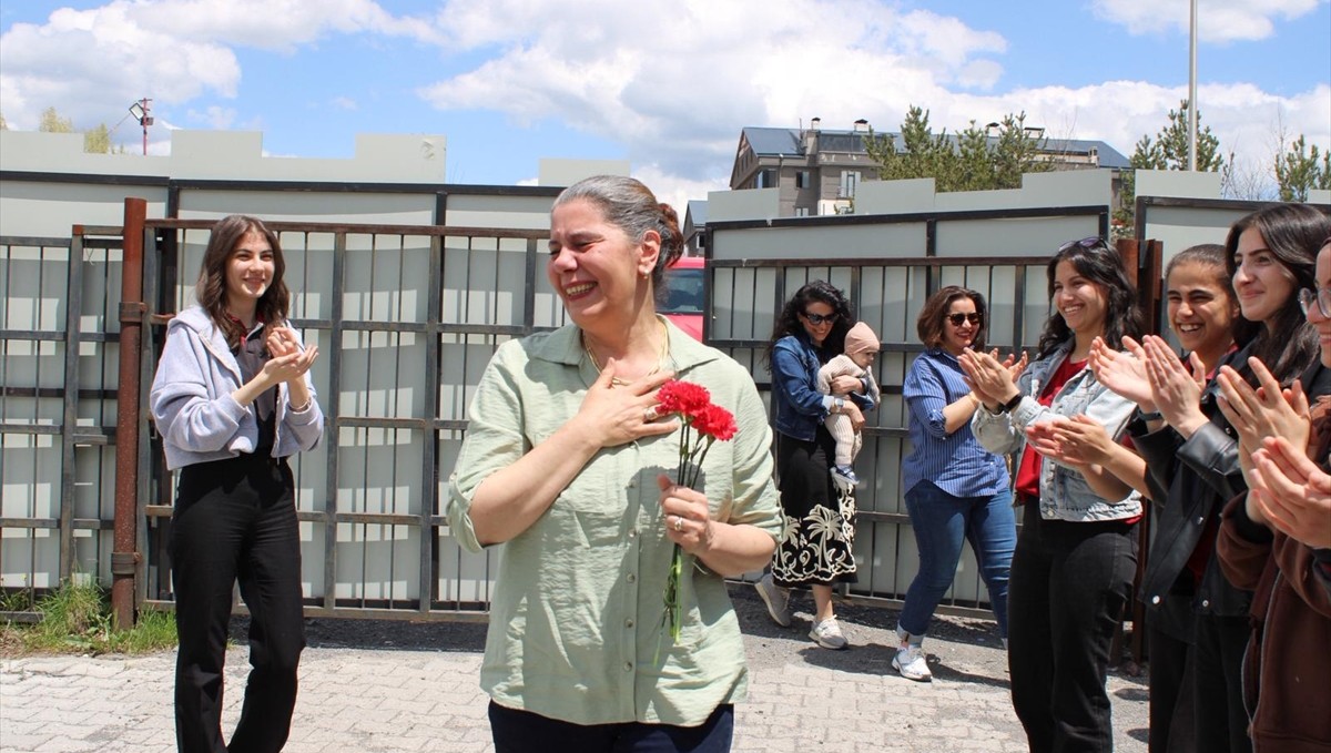 Kars'ta öğrenciler emekli olan öğretmenleri için sürpriz veda programı hazırladı