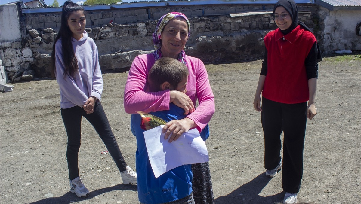 Kars'ta öğrenciler köyde kapı kapı dolaşıp Anneler Günü'nü çizdikleri resimlerle kutladı