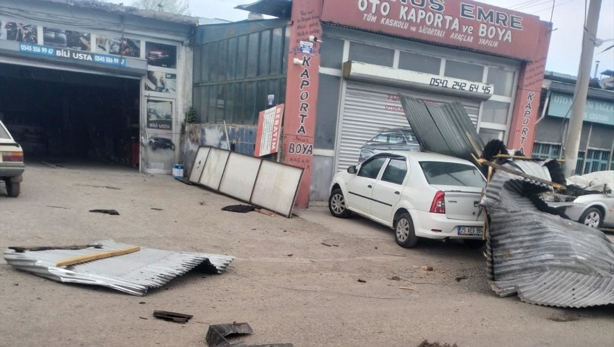 Kars'ta rüzgar nedeniyle 2 iş yerinin çatısı uçtu, 1 araç zarar gördü