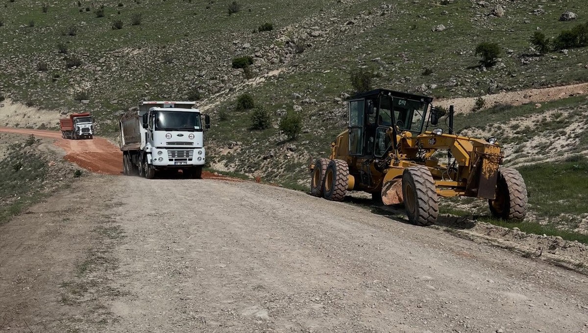 Keban ve Baskil'de yol yapım çalışması