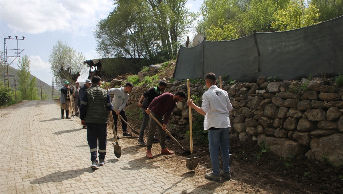 Köyün ortak alanları yıllardır baharda el birliğiyle temizleniyor