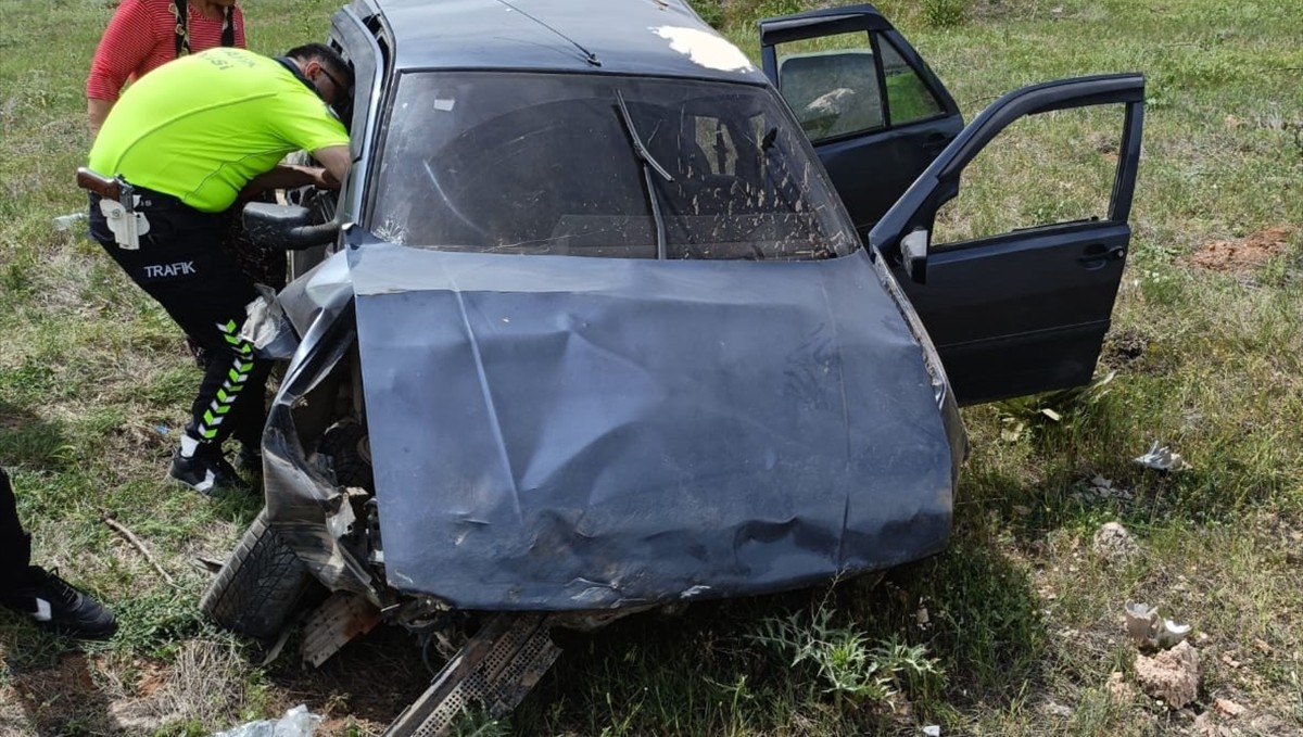 Malatya'da devrilen otomobilin sürücüsü yaralandı