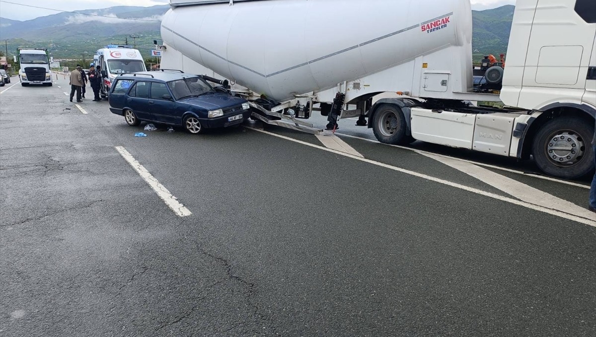 Malatya'da tırla çarpışan otomobilin sürücüsü yaralandı