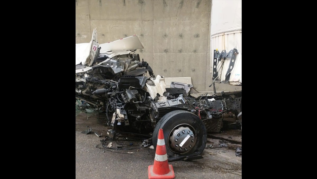 Malatya'da tünelin duvarına çarpan tırın sürücüsü yaralandı