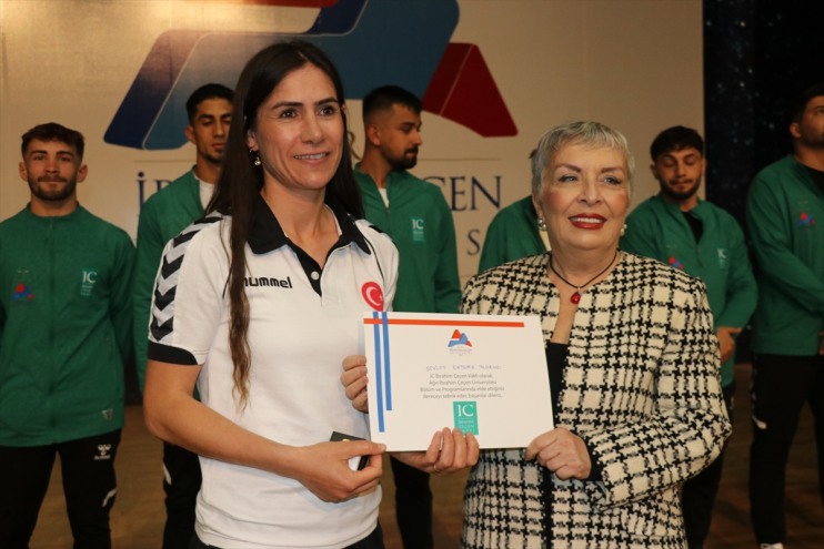 coşkusunun ödüllendirildi AİÇÜ