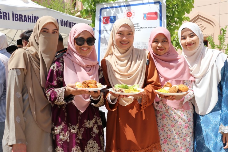 ödüllendirildi başarılı Mezuniyet AİÇÜ