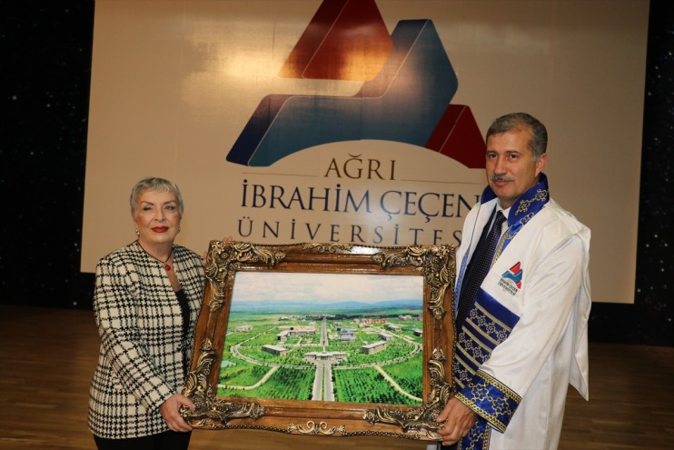 Mezuniyet coşkusunun AİÇÜ