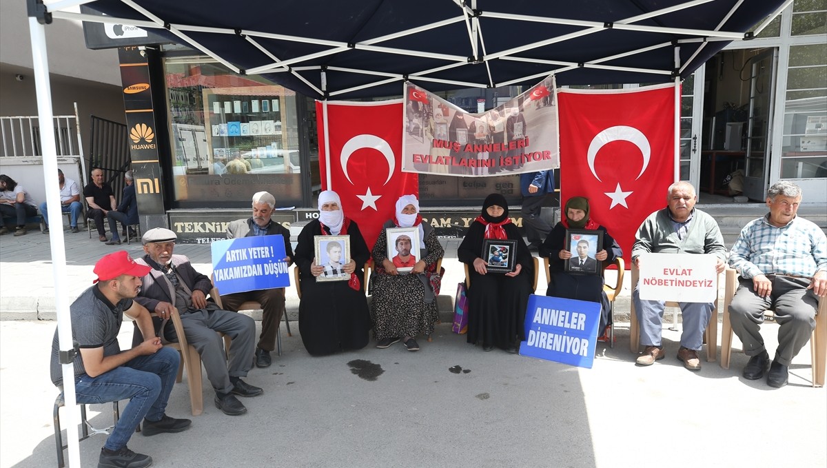 Muş'ta evlatlarına kavuşmak isteyen aileler DEM Parti önündeki eylemlerini sürdürdü