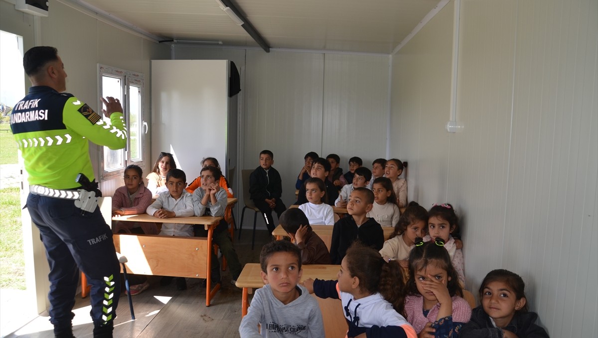 Muş'ta jandarma ekipleri, köylerde yaşayan çocuklara trafik eğitimi verdi