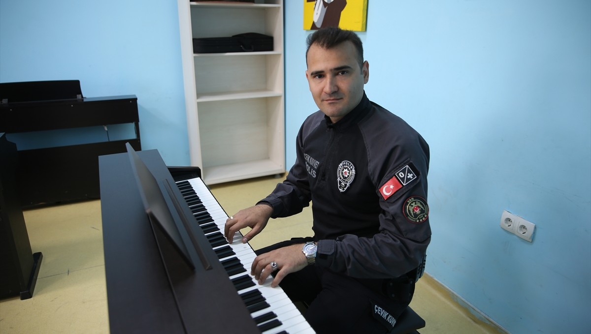 Müzik tutkunu polis memuru, 7 enstrüman çalıyor